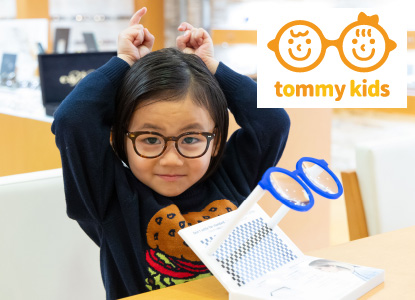 tommy kidsのメガネをかけた女の子